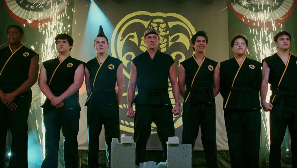 Lawrence e os alunos do Dojo Cobra Kai