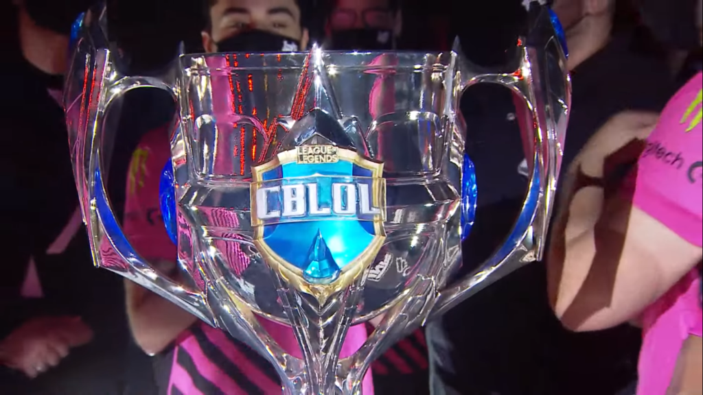 Troféu do 2º split CBLoL 2020, erguido pelos intrépidos da INTZ