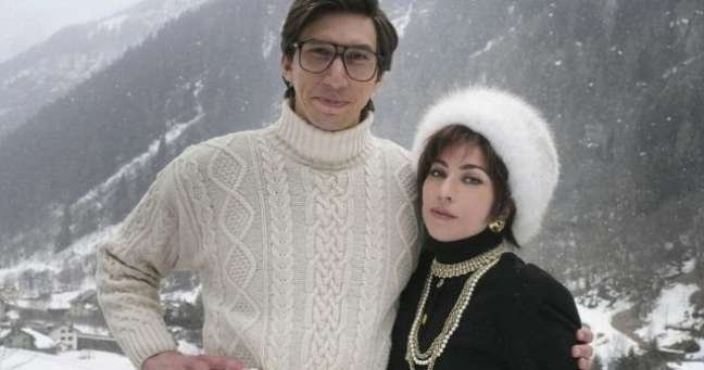 Casa Gucci usa tom satírico e caricato na história de Patrizia Reggiani (Lady Gaga) e o drama na família de seu marido, Maurizio Gucci (Adam Driver).