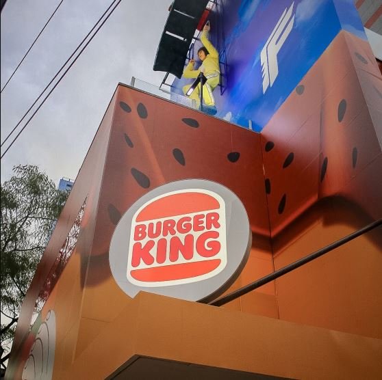 A loja com temática de Free Fire do Burger King