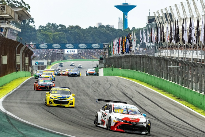 Final de semana animado na interação entre a Warner e a Stock Car.