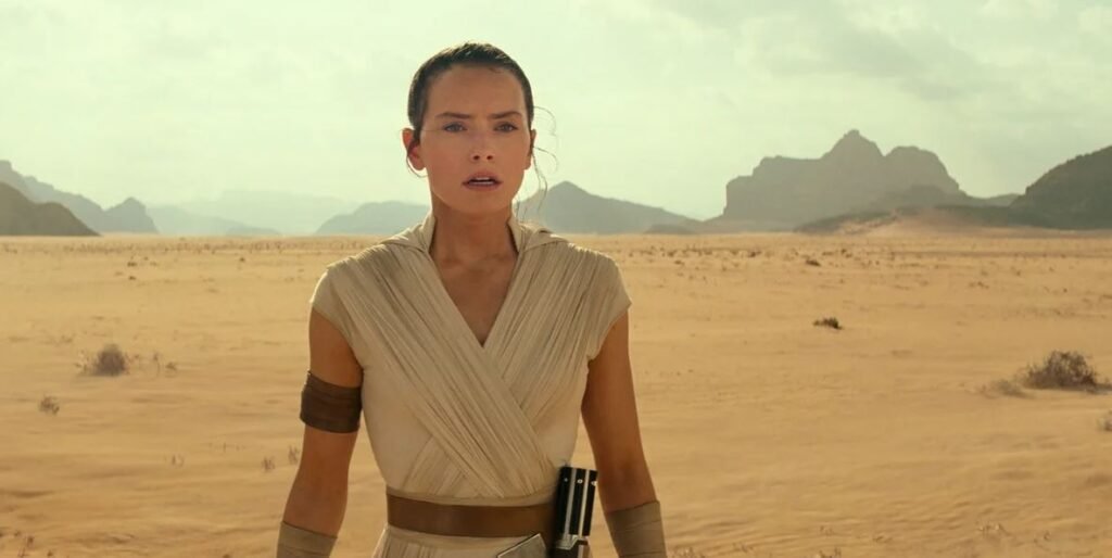 Daisy Ridley, e sua Rey Skywalker, está de volta.