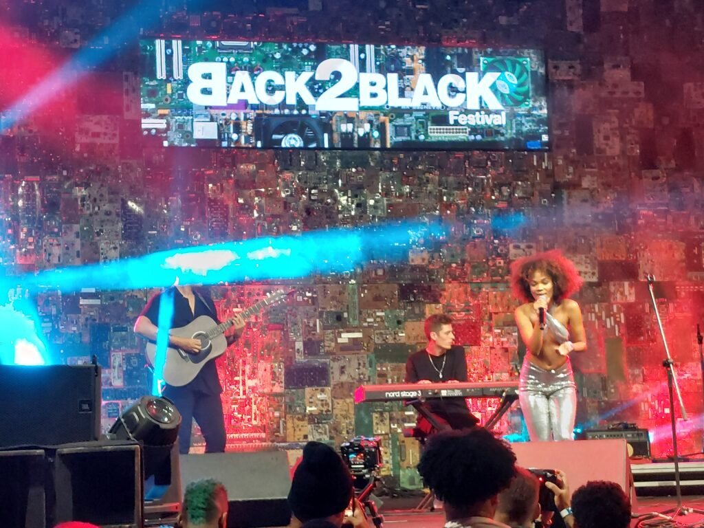 Cantora Agnes Nunes animou o público do festival, realizado no Armazém da Utopia