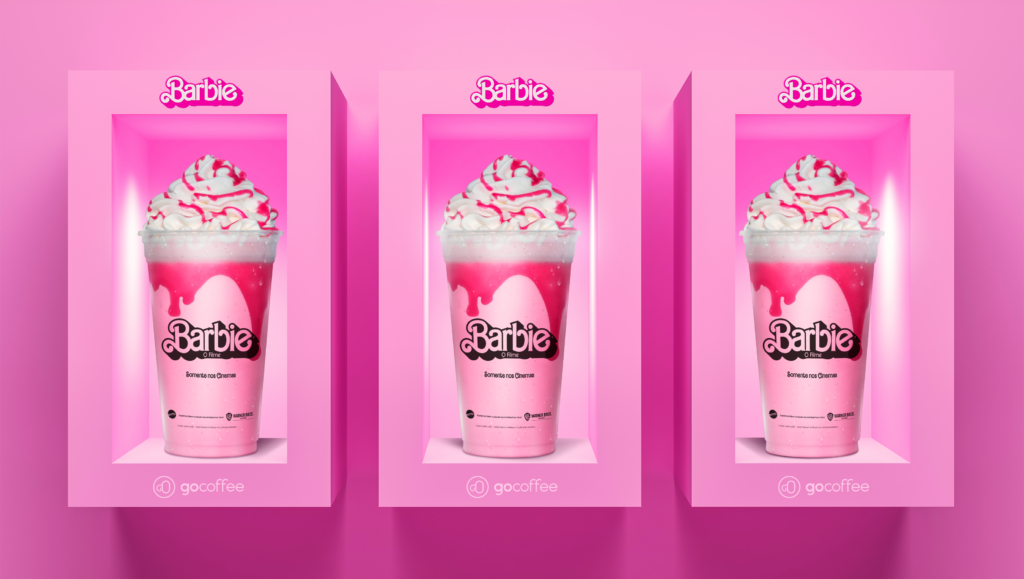 Para comemorar a estreia de Barbie: o filme, a Go Coffee acaba de lançar um Frappe da Barbie com glitter, além de espaços instagramáveis nas lojas! Veja!