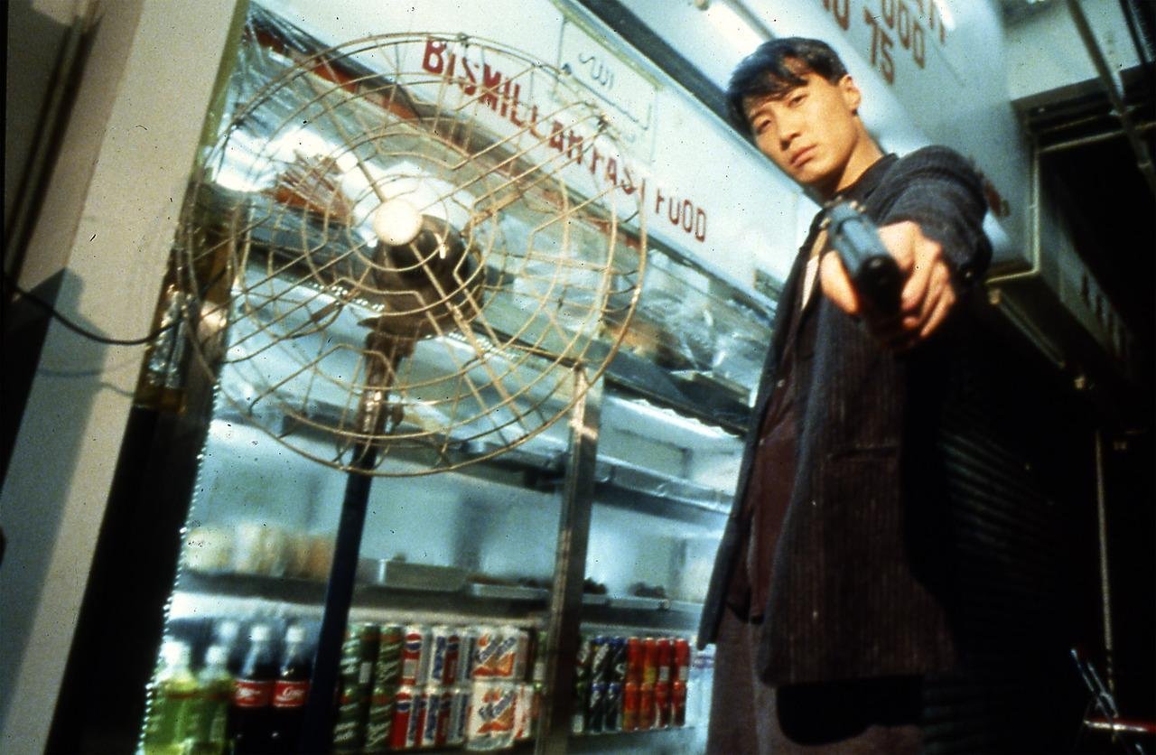 O filme de 1995 de Wong Kar-wai, Anjos Caídos, é uma mistura cativante de romance e crime que nos mergulha no coração do mundo noturno de Hong Kong..