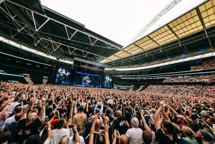 A icônica banda britânica Blur surpreendeu os fãs ao anunciar o lançamento de um novo álbum ao vivo, intitulado "Live at Wembley Stadium". Previsto para..