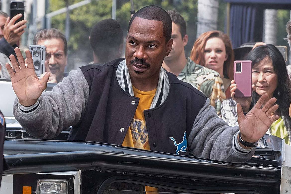 "Descubra a jornada de Eddie Murphy, de ícone emergente em Hollywood nos anos 80 a uma aguardada volta como Axel Foley em 'Um Tira da Pesada 4'. Reviva..