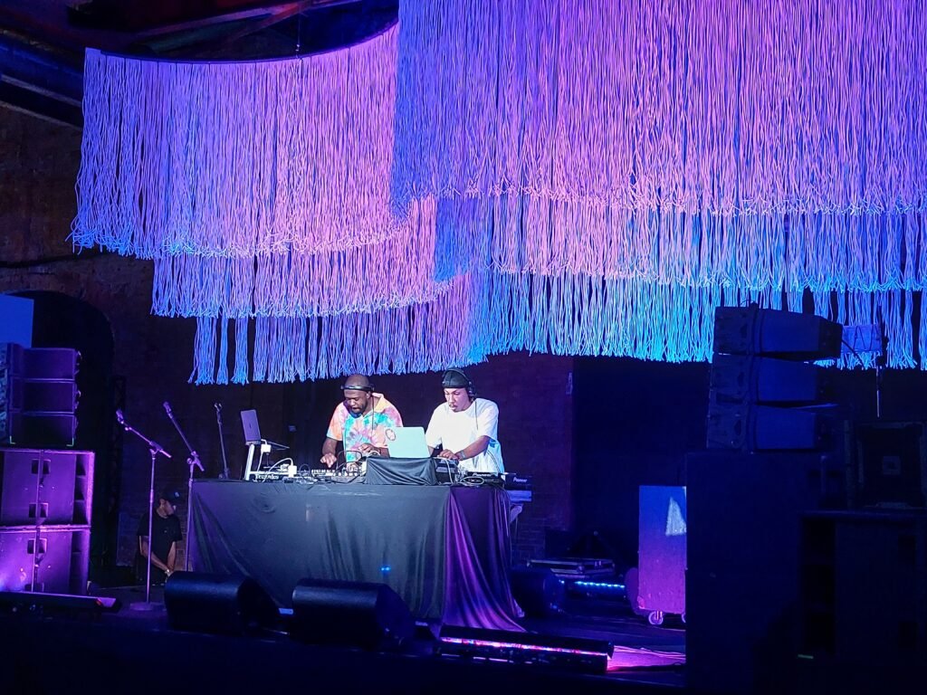 No palco Aiye,  os DJs Will Ow e Hey Jimmy deram o tom do que seria essa primeira noite de shows no Back2Black