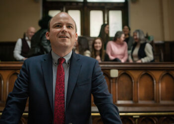 David Contra os Bancos é uma comédia britânica inspirada na história real emocionante de David Fishwick. Confira a nossa crítica!