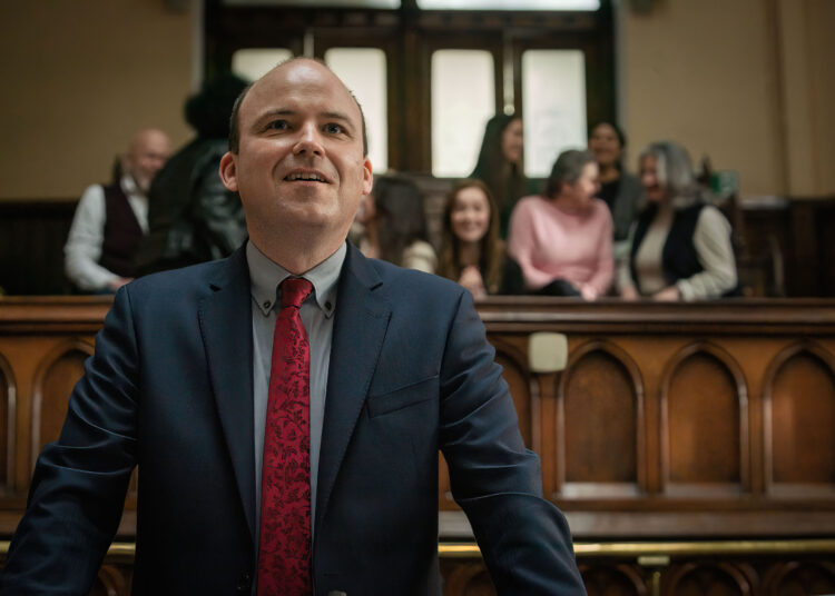 David Contra os Bancos é uma comédia britânica inspirada na história real emocionante de David Fishwick. Confira a nossa crítica!