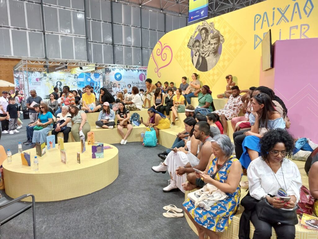 Painel da Secretaria Municipal de Cultura do Rio de Janeiro ressaltando a literatura por autores pretos.