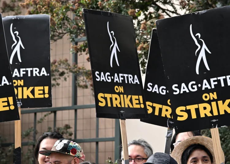 Foi anunciada o fim da greve dos atores pela SAG-AFTRA, sindicato responsável pela categoria. Confira a matéria completa no site!