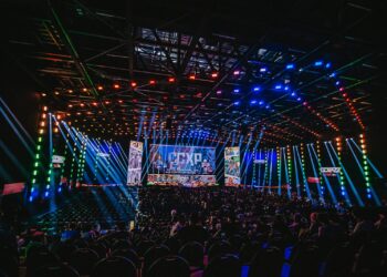 Zack Snyder subiu ao palco Thunder na CCXP23 juntamente do elenco de Rebel Moon e já anunciou a parte 2 que chega em abril de 2024. Confira!