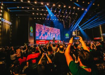 O segundo dia de CCXP23 foi marco pela exibição inédita de Rebel Moon para os fãs presentes no Palco Thunder. Confira todas as novidades!