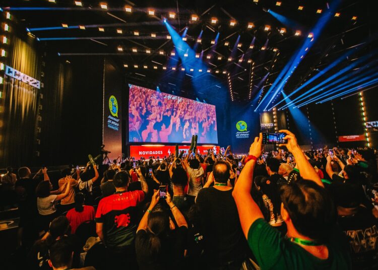 O segundo dia de CCXP23 foi marco pela exibição inédita de Rebel Moon para os fãs presentes no Palco Thunder. Confira todas as novidades!