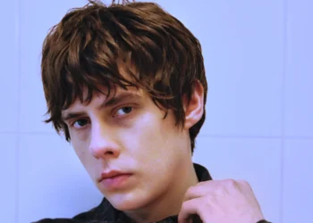Jake Bugg retorna às raízes com A Modern Day Distraction | Crítica