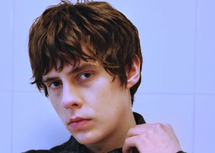 Jake Bugg retorna às raízes com A Modern Day Distraction | Crítica