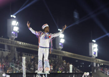 Carnaval 2025 | Cantando Xica Manicongo, a Tuiuti desce o morro disposta a dar um basta no preconceito