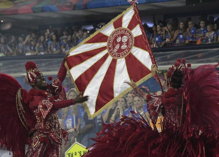 Carnaval 2025 | Salgueiro atravessa a avenida “de Corpo Fechado” em busca da 10ª estrela