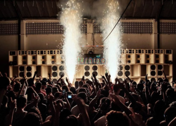 Descubra a história do funk carioca, um ritmo inovador e resistente que conquistou o Brasil e o mundo. Das raízes eletrônicas à ascensão na mídia, o funk é uma celebração da cultura e da criatividade popular.