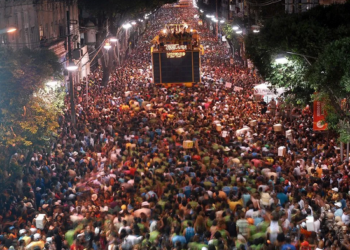 Axé Music completa 40 anos em 2025: conheça sua história, origens, principais artistas e impacto no Carnaval e na música brasileira.