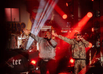 Péricles e Dexter fazendo encontro épico no The Town no Palco Quebrada