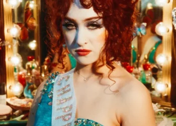 Conhecida por sua personalidade forte e por hits como Good Luck, Babe!, Chappell Roan chega ao Brasil para sua estreia no Lollapalooza Brasil 2026.