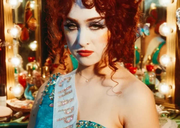 Conhecida por sua personalidade forte e por hits como Good Luck, Babe!, Chappell Roan chega ao Brasil para sua estreia no Lollapalooza Brasil 2026.