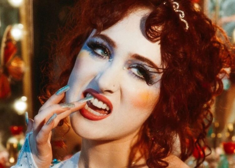 Chappell Roan se envolve em polêmicas momentos antes de subir ao palco do Lollapalooza Brasil 2026