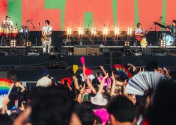 Lollapalooza Brasil 2026 | Banda Foto Em Grupo mostra a que veio no Palco Samsung