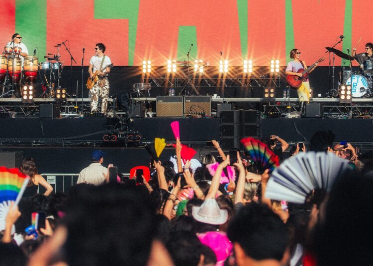 Lollapalooza Brasil 2026 | Banda Foto Em Grupo mostra a que veio no Palco Samsung