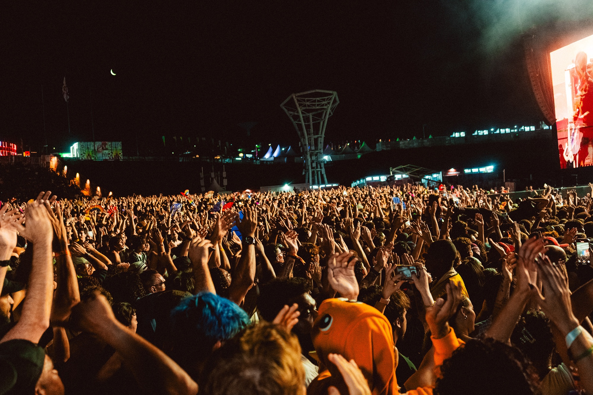 Confira o resumo do último dia do Lollapalooza Brasil 2026, com destaques de shows e momentos que marcaram o encerramento do festival