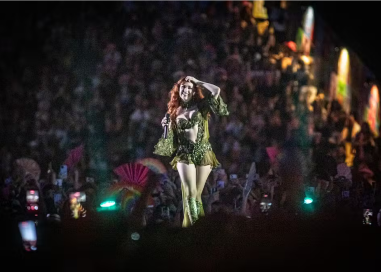 Apesar da polêmica,Chappell Roan brilha no palco  Lollapalooza Brasil 26