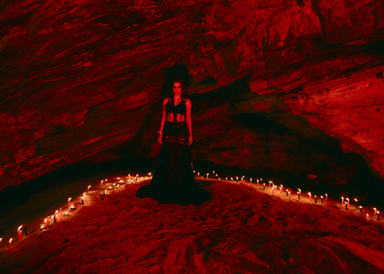 Anitta lança clipe de Meia-Noite e exalta raízes ancestrais