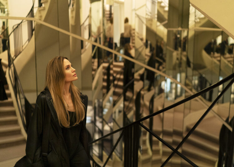 Crítica de Vidas Entrelaçadas (2026): Angelina Jolie brilha em drama sensível na Paris Fashion Week, apesar do ritmo arrastado e tramas pouco desenvolvidas.